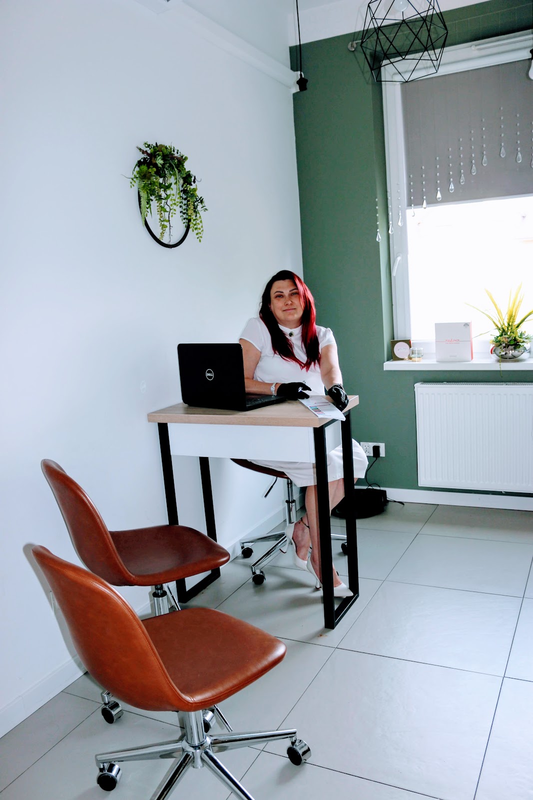 Sala konsultacyjna z biurkiem, brązowymi krzesłami i biophilic dekoracją w okrągłej ramie